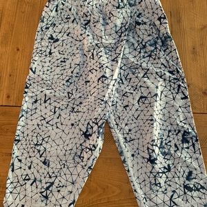 Lululemon loose fitting crop pants size 6